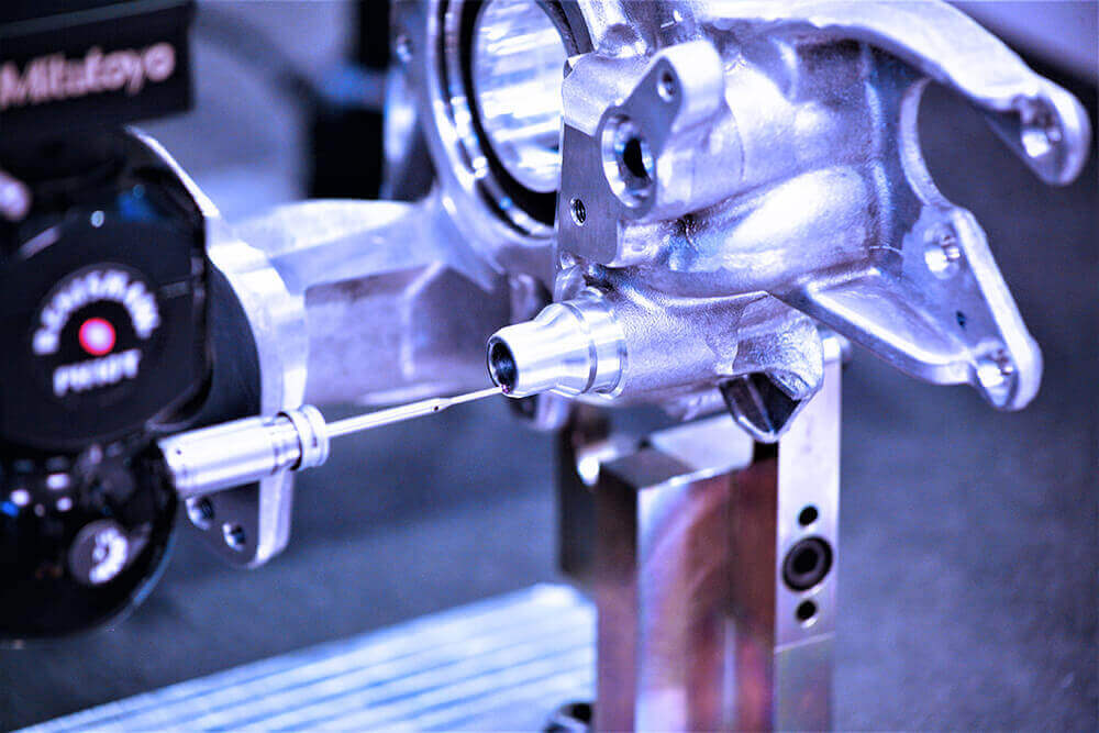 Pièce en aluminium produite par SICTA en cours de test sur une machine de mesures tridimensionnelles automatisées