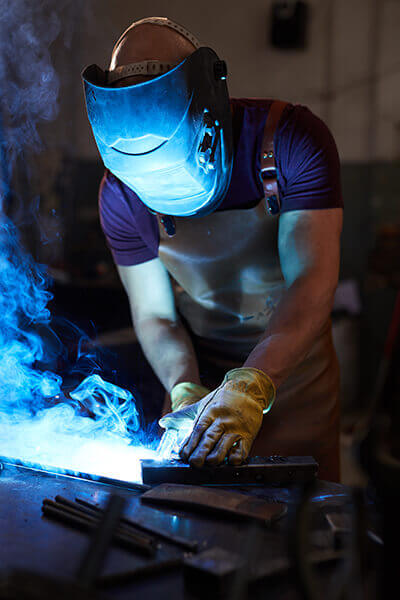 Technicien entrain de réaliser une soudure